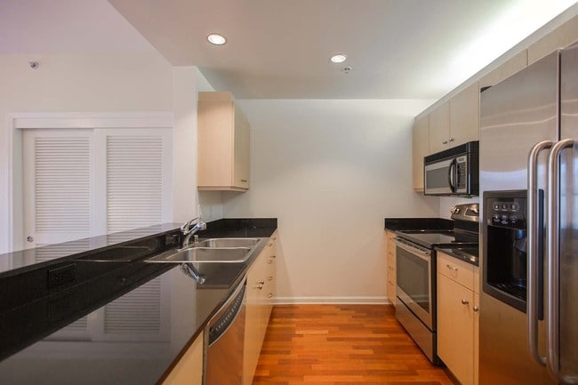 Building Photo - 140 S Van Ness Ave