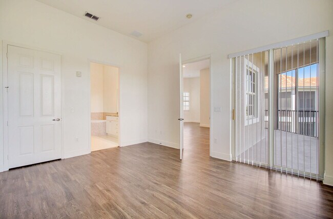 Aberdeen: amplio dormitorio principal con baño privado y vestidor - Greens Edge