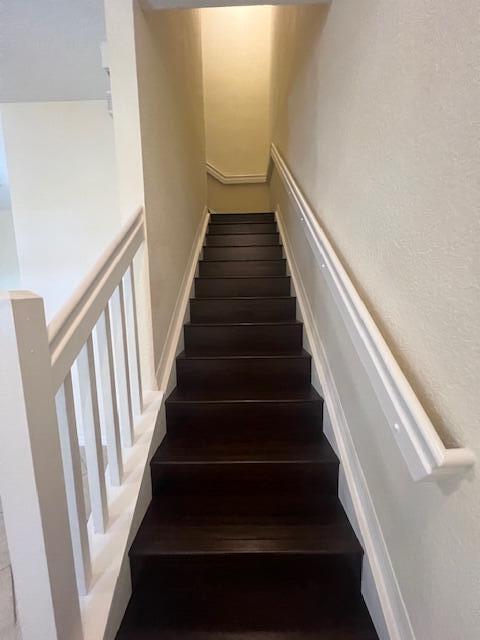 Building Photo - 211 E Thatch Palm Cir