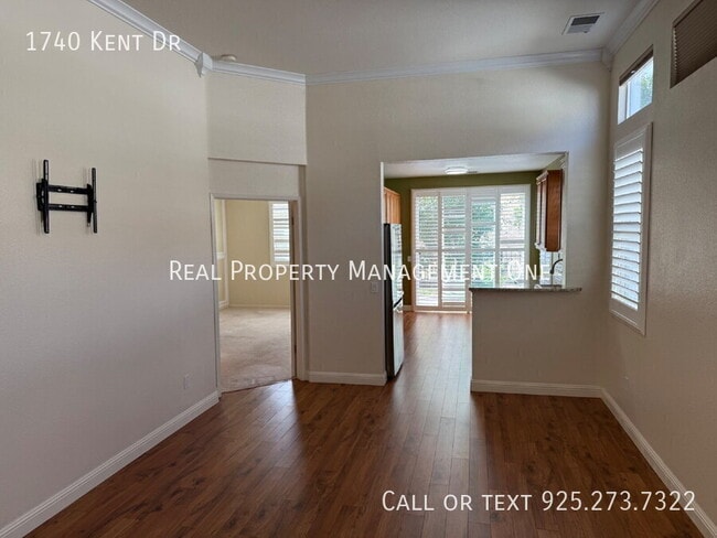 Building Photo - 1740 Kent Dr