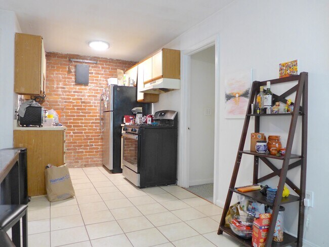 Building Photo - 76 Mapleton St
