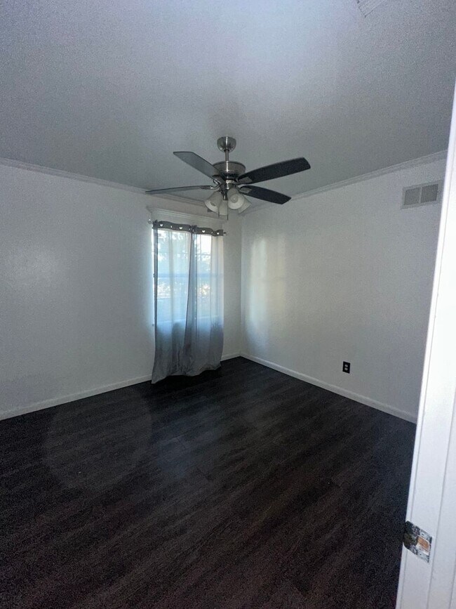 Foto del edificio - 3301 Thunderbird Ln