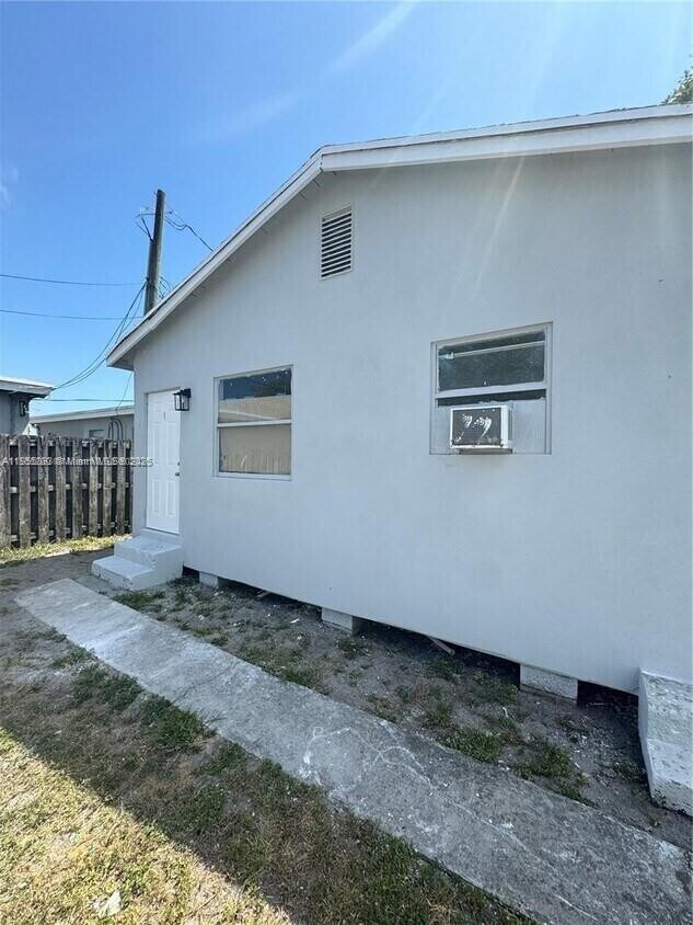Primary Photo - 517 NW 1st Ave