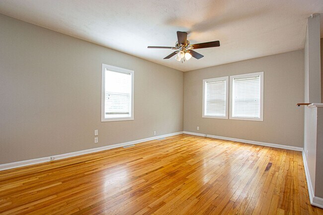 Foto del edificio - Adorable 3 Bedroom / 1 Bath Split Entry Home in Carter Lake with 2 Car Detach Garage!