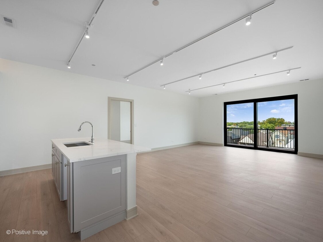 Foto principal - 3202 N Racine Ave