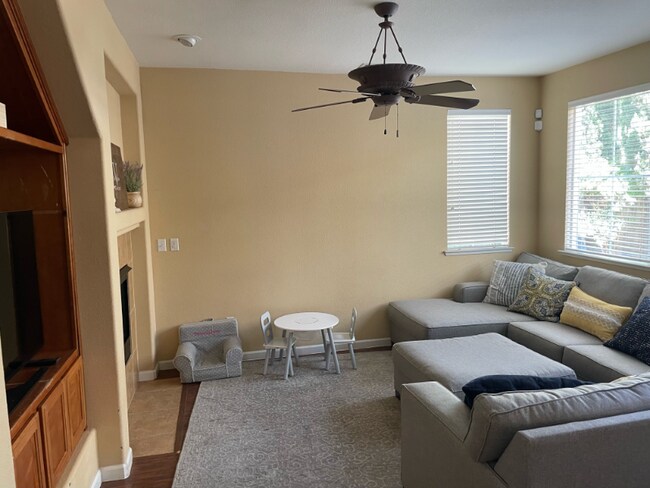 Building Photo - 210 Anjou Cir