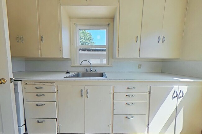 Foto del edificio - 2 Bedroom Apartment ~ Close to Campus ~ Ca...