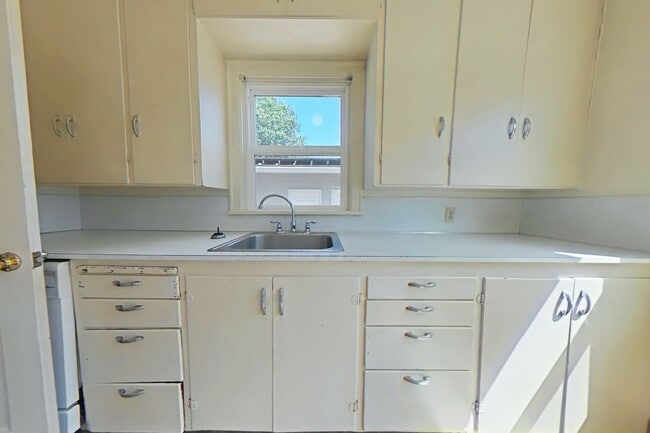 Building Photo - 2 Bedroom Apartment ~ Close to Campus ~ Ca...