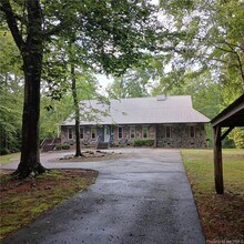 Building Photo - 9050 Higgins Rd