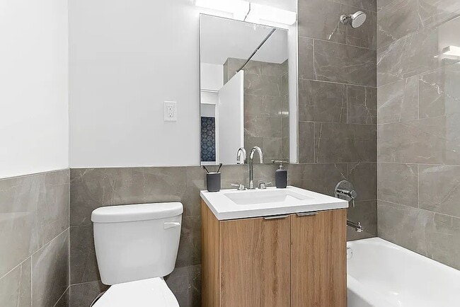 Photo - 580 Main St (New York, NY) Townhome