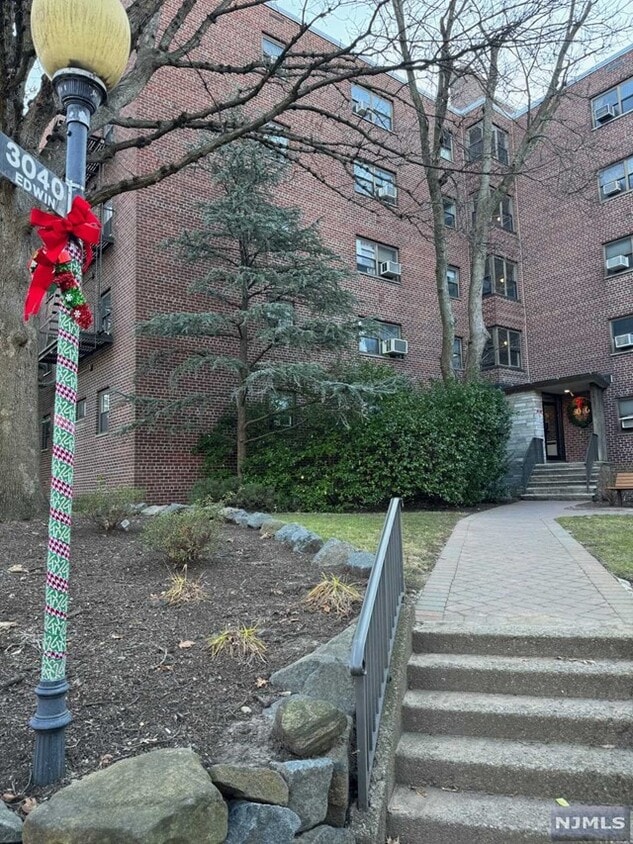 3040 Edwin Ave Unit 2J, Fort Lee, NJ 07024 Room for Rent in Fort Lee