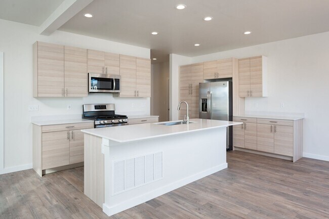 Building Photo - Gorgeous Townhome for Rent in the Lakes Neighborhood! Walking Distance to Parks and Lakes!