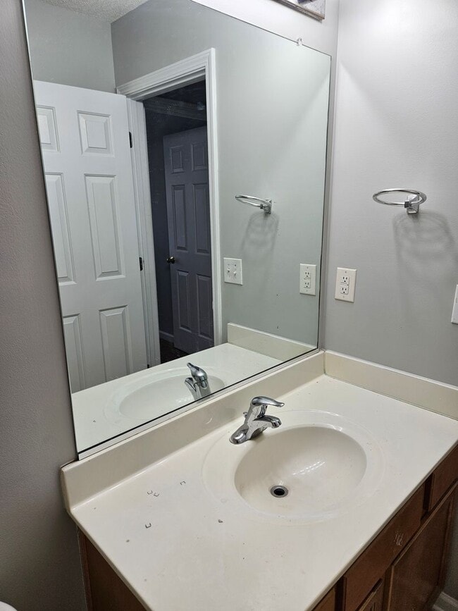 Building Photo - 6188 Glen Way Dr