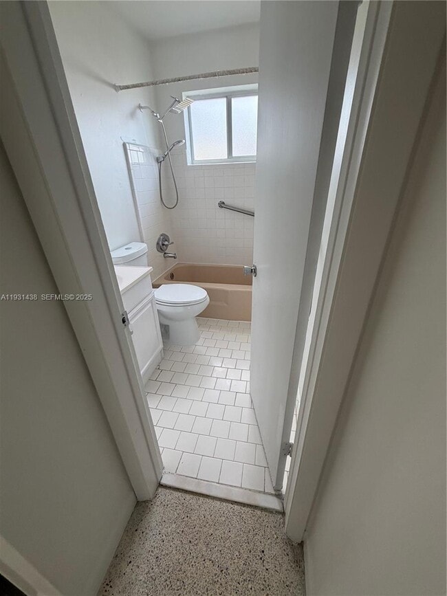 Foto del edificio - 250 NE 41st St