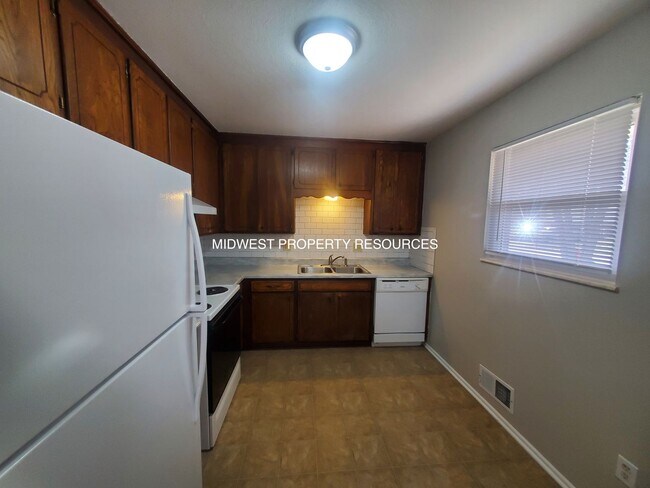 Foto del edificio - 2 Bedroom Duplex for Lease in Oak Grove | Offered by Midwest Property Resources