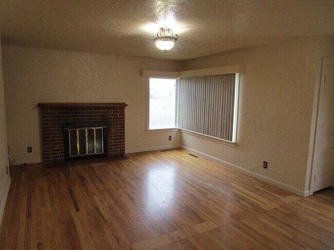 Building Photo - 2 Bedroom House Just East of Prineville - ...