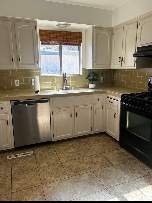 Foto del edificio - Spacious 3 Bedroom Fresno Home