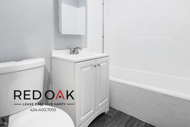 Building Photo - Charming, Spacious, and Sunny Three Bedroo...