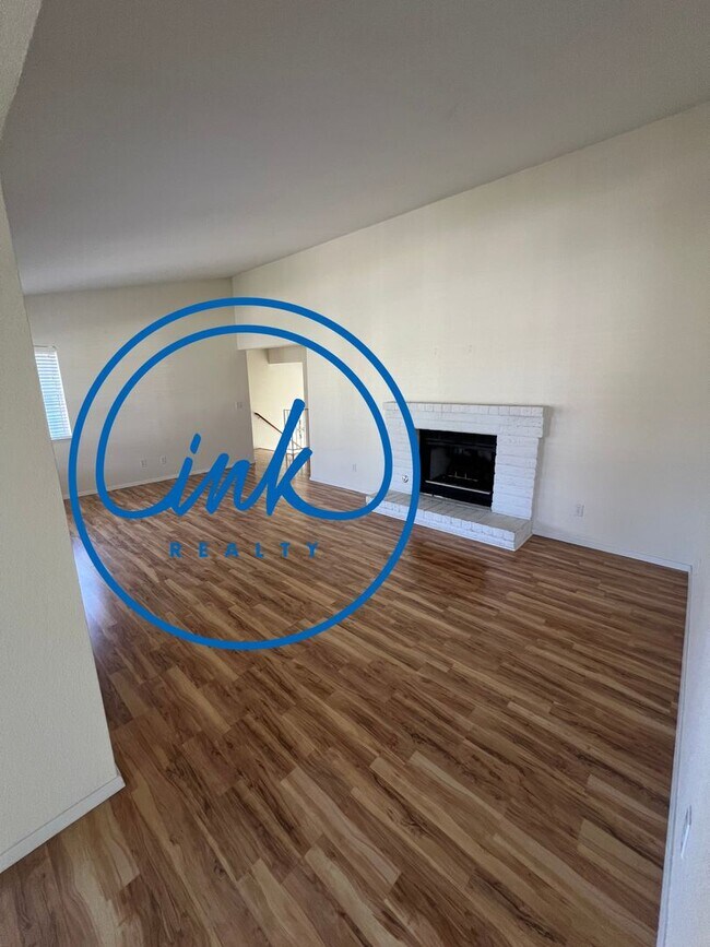 Building Photo - Cute Townhouse for Rent