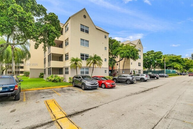 Foto del edificio - 8255 Lake Dr