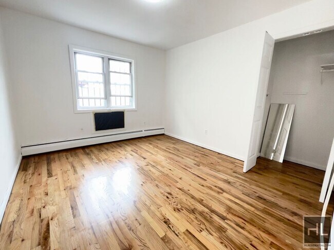 Building Photo - Spacious and Renovated Home with ample clo...