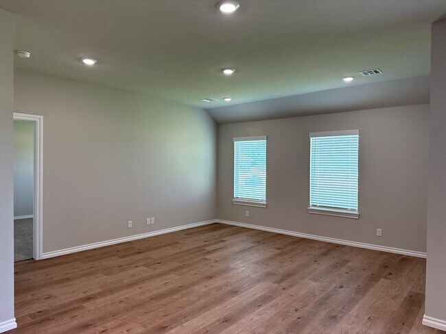 Foto del edificio - Welcome to your beautiful 4 bed 2 bath new...