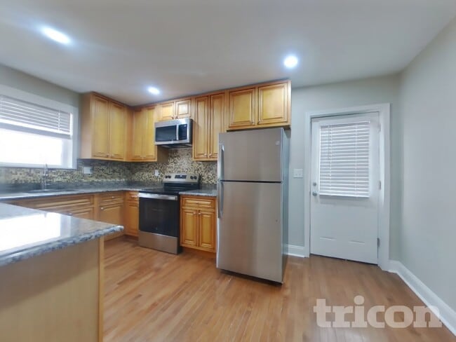 Building Photo - 2933 Sabal Palm Dr