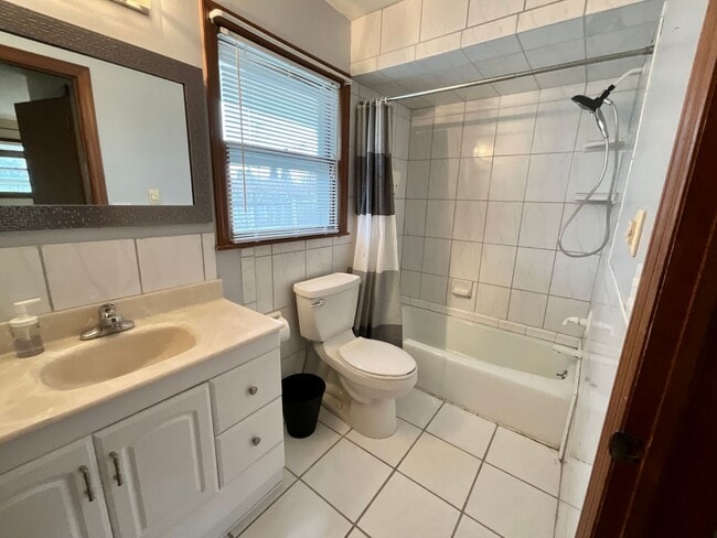 Building Photo - 3-bedroom, 3 bathroom, 12-month rental