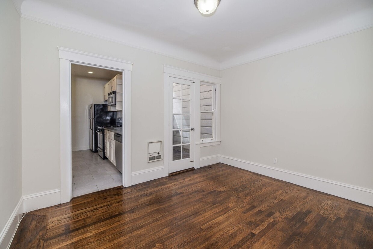 Parking! 2BR. Private Patio! DISHWASHER! On-Site LAUNDRY! HARDWOOD! - 2BR. Private Patio! Parking! DISHWASHER! On-Site LAUNDRY! HARDWOOD!