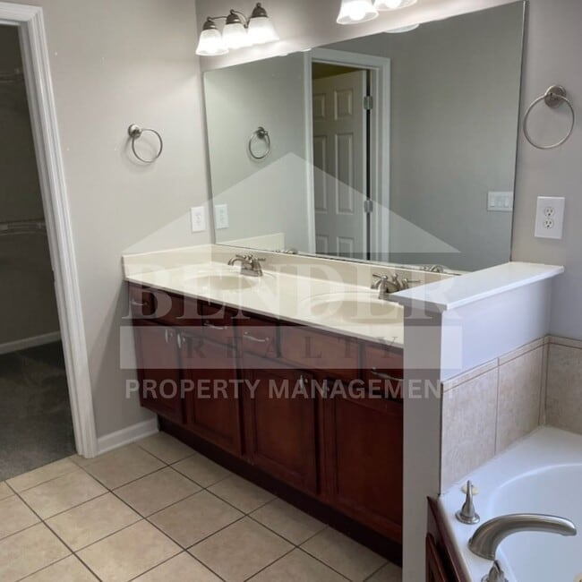 Building Photo - Emmyllie Ct- 130/132