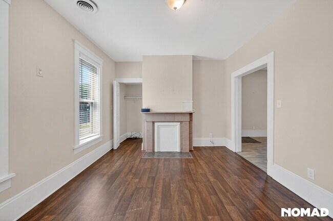 Foto del edificio - 1855 W 58th St