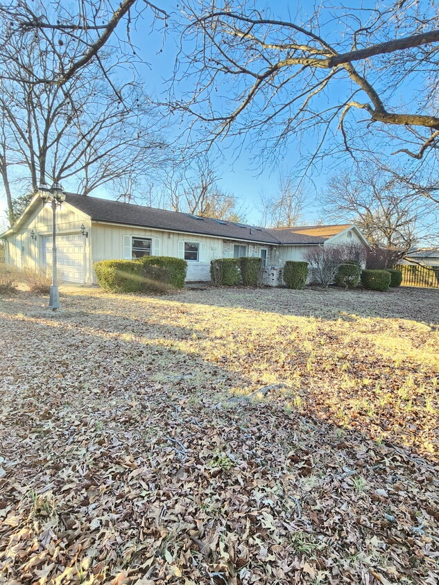 Building Photo - 190 N Beadle Dr
