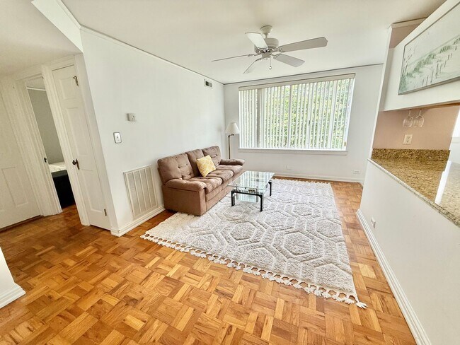 Foto del edificio - Charming 1 Bed, 1 Bath Apartment in Gated ...