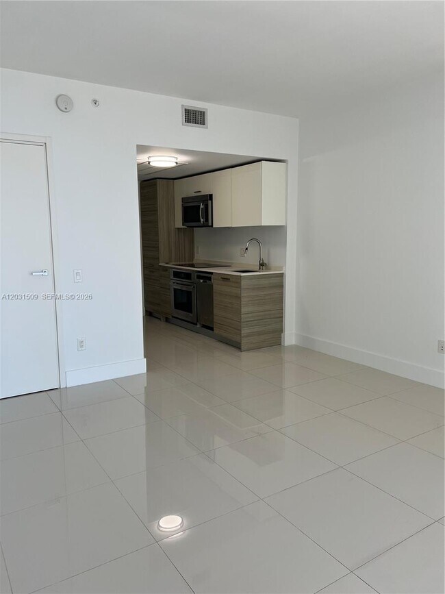 Building Photo - 1300 Brickell Bay Dr