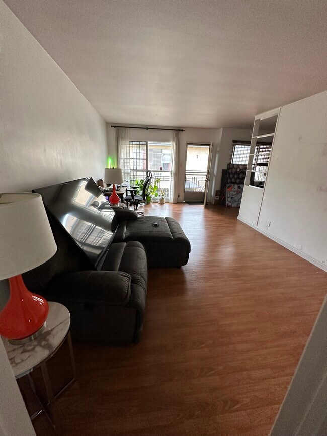 Foto del edificio - 8347 Blackburn Ave