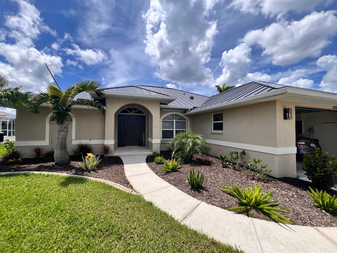 Primary Photo - Waterfront Paradise in Punta Gorda Isles –...