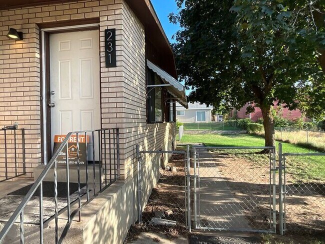 Foto del edificio - 4 Bedroom 2 Bath Duplex- Carport