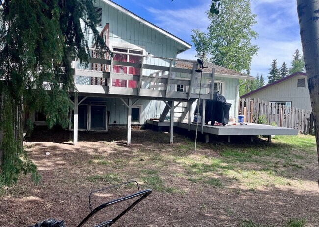Building Photo - 2 Bed 1 Bath 1 Car Garage Apartment Close ...