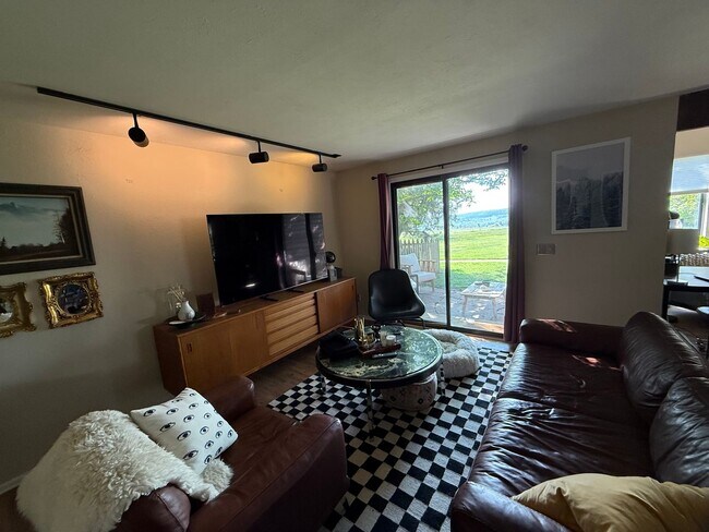 Foto del edificio - Spacious End-Unit Townhome in Scenic Shana...