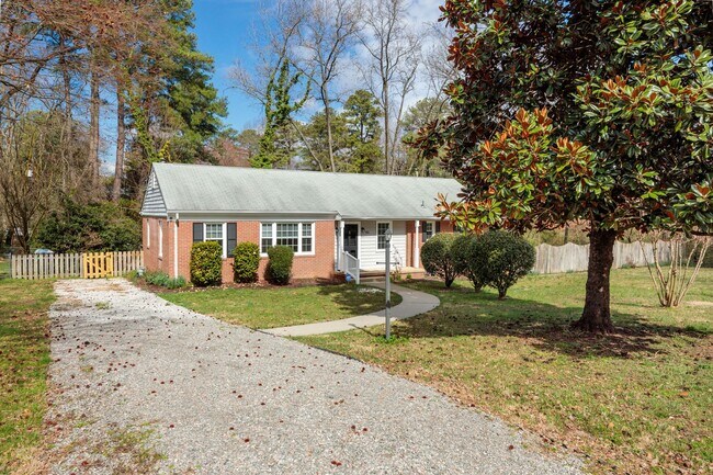 Building Photo - 3 Bedroom Home in the West End!