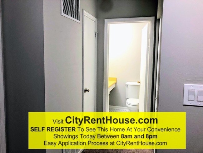 Building Photo - Private yard in Townhome community