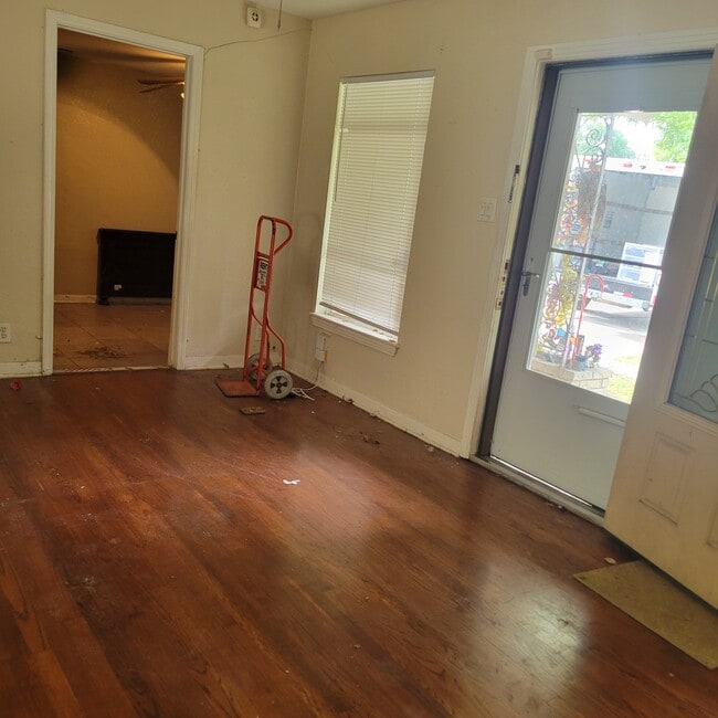 Building Photo - 590 Lively Dr