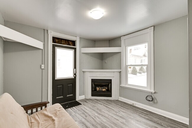 Photo du bâtiment - 1 Bed / 1 Bath Main Floor Apartment for Rent in London, ON: $1,300/month - Utilities Included