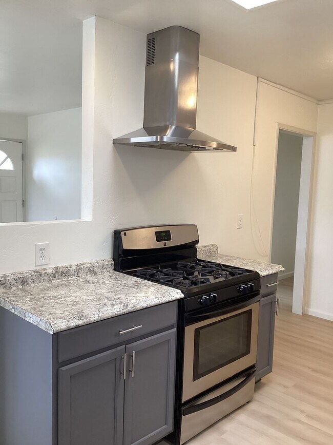 Foto del edificio - Single Story Updated Pet Friendly Home