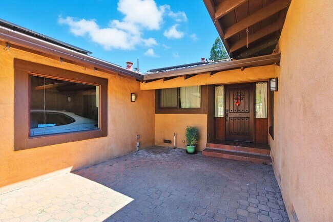 Foto del edificio - $5995 - Ranch-style home with acreage in West Gilroy's quiet countryside
