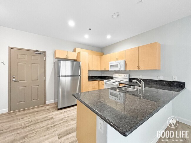 Foto del edificio - Stylish 1BD/1BA Condo in Cortez Hill with Balcony, In-Unit W/D & Pool Views