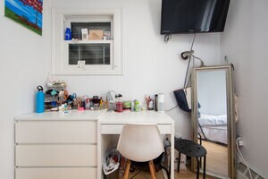 Foto del edificio - 319 E 8th St