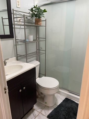main bathroom - 613 N Mesquite St