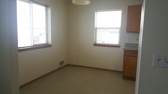 Building Photo - 450 NW Parr Dr