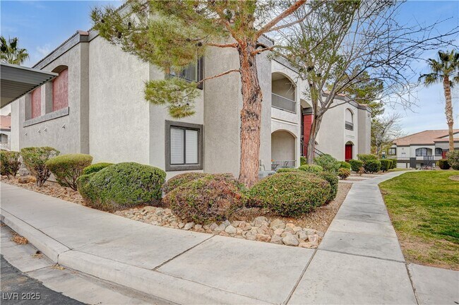 Building Photo - 950 Seven Hills Dr